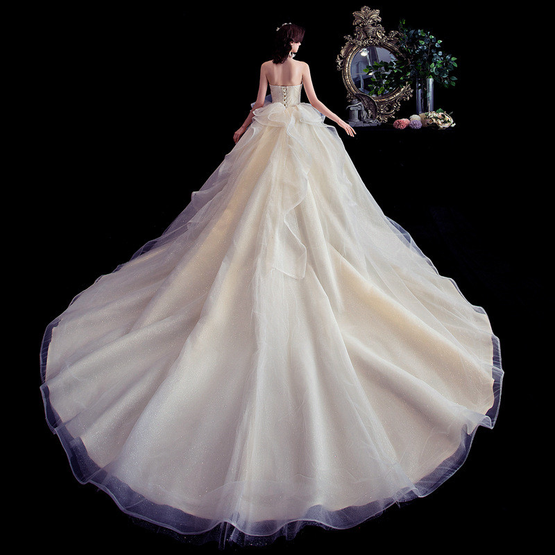 A wedding dress with an elegant French design that gives you a captivating look and adds a touch of distinction