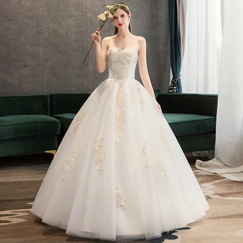 Luxurious wedding dress with long sleeves and an elegant train for a fairytale princess look