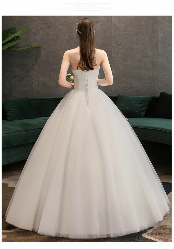 Luxurious wedding dress with long sleeves and an elegant train for a fairytale princess look
