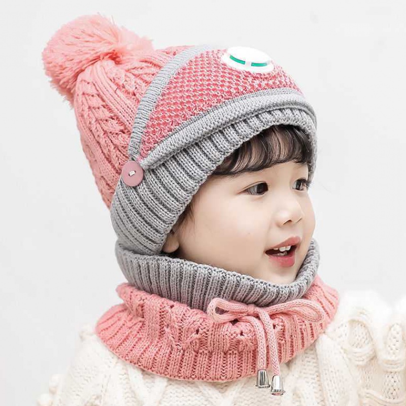 Two-piece children's hat and scarf