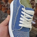 حذاء نسائي رياضي بكعب سميك ورباط مزين بأحجار الكريستال بحجم كبير.
