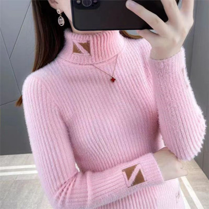 قميص سفلي نسائي محبوك بياقة عالية وتصميم جاكار بحروف وفرو المنك.