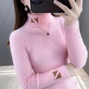قميص سفلي نسائي محبوك بياقة عالية وتصميم جاكار بحروف وفرو المنك.