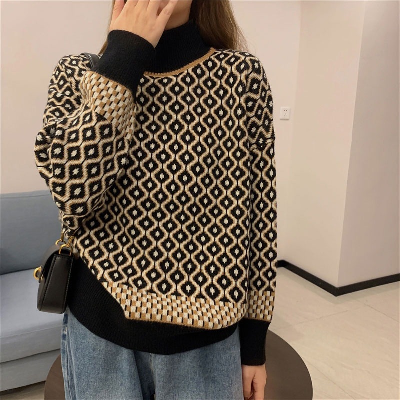 كنزة نسائية مربعات مع ألوان متناسقة لارتداء خارجي.