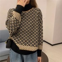 كنزة نسائية مربعات مع ألوان متناسقة لارتداء خارجي.