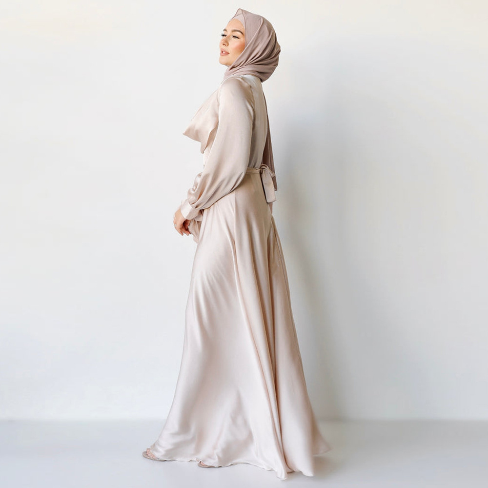 عباءة مسلمة مع ياقة متكدسة وتصميم يصل إلى الكاحل.