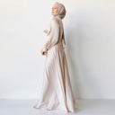 عباءة مسلمة مع ياقة متكدسة وتصميم يصل إلى الكاحل.
