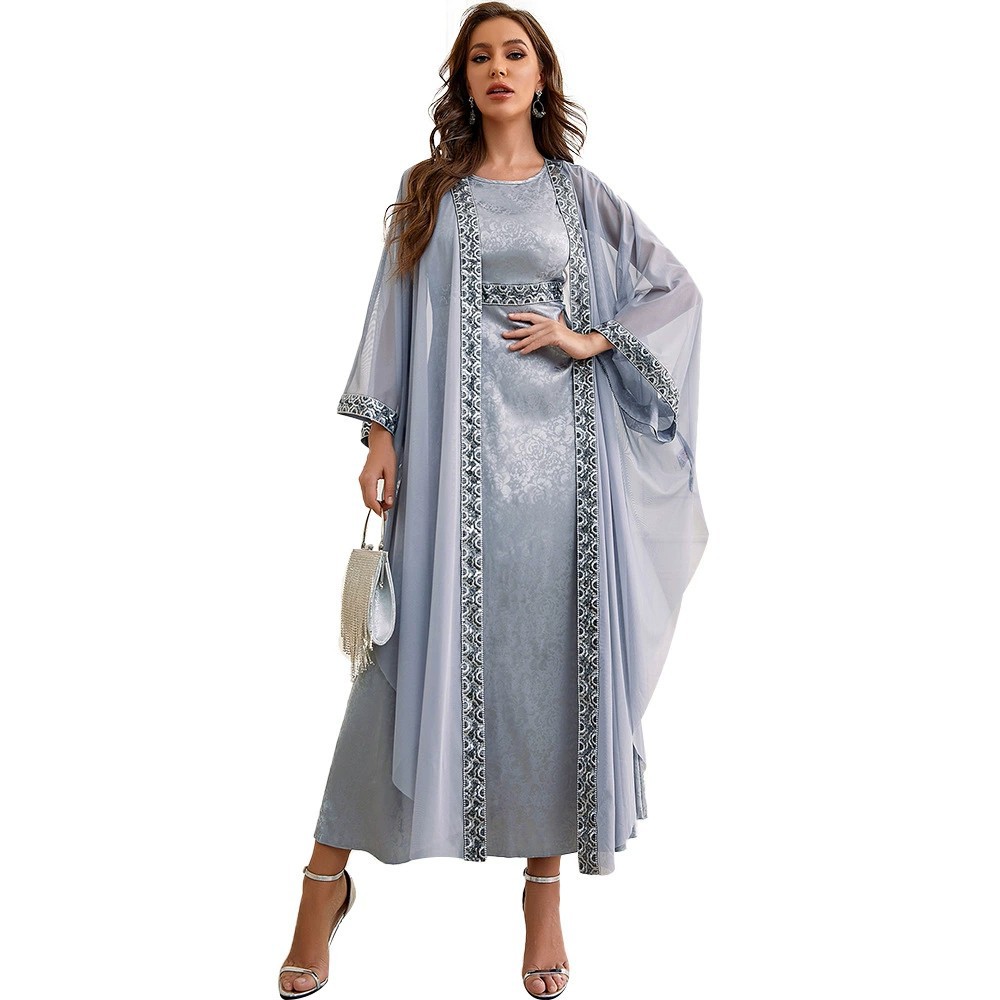 طقم عباءة عربية للمحجبات لفصل الخريف بتصميم حديث