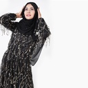 فستان طويل مزين بالترتر والشبك مع أطراف متدلية بتصميم عصري
