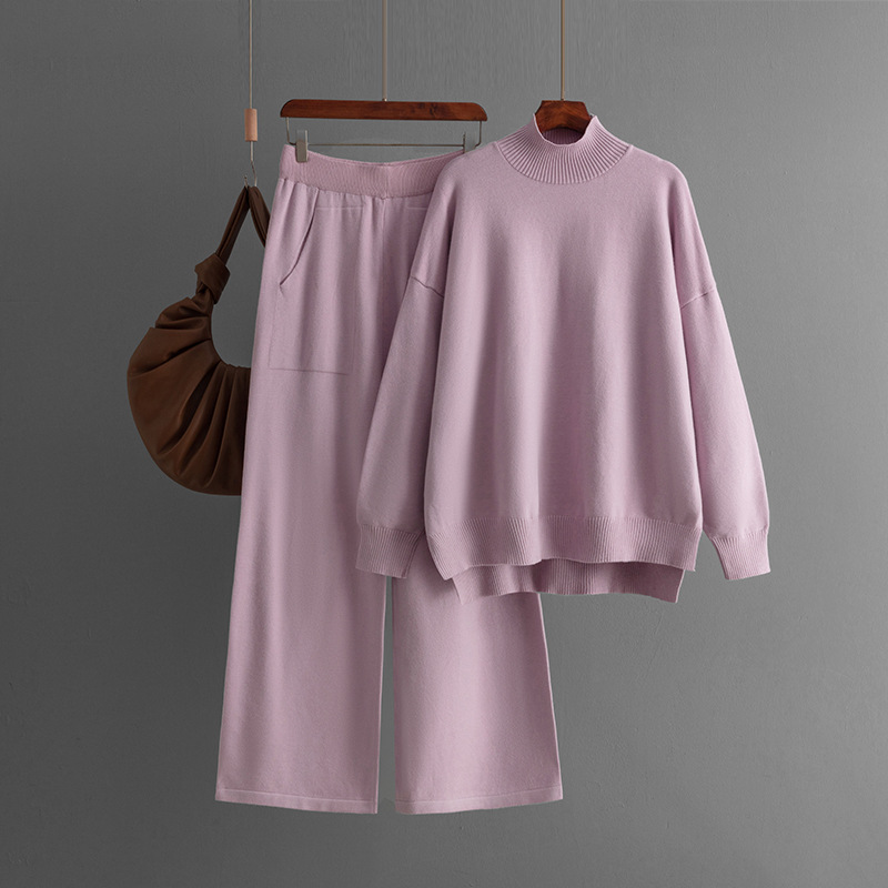 طقم نسائي مكون من سترة بياقة نصف مرتفعة مع شق بتصميم عصري