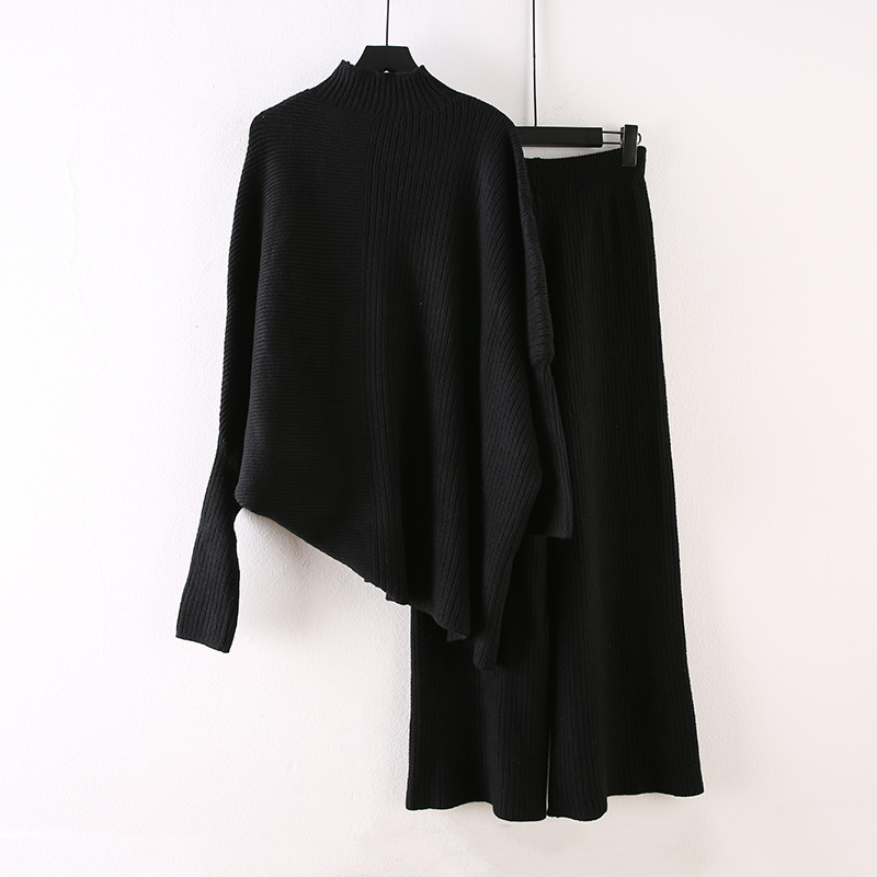 طقم نسائي مكون من سترة بياقة عالية وبنطال واسع