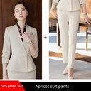 بدلة رسمية نسائية بتصميم أنيق وفاخر يناسب العمل