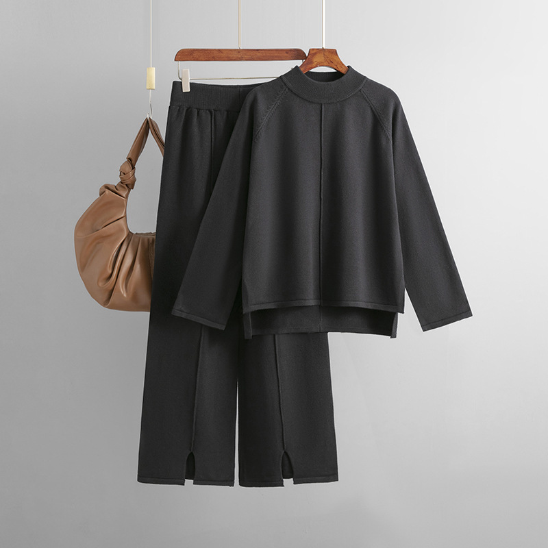 طقم نسائي محبوك مكون من سترة بلون سادة وبنطال واسع الأرجل مع شق