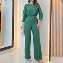 بدلة نسائية بتصميم عصري تشمل بلوزة فضفاضة بياقة دائرية وأكمام طويلة وبنطال واسع الأرجل