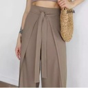 شورت نسائي بتصميم يشبه التنورة، بلون سادة مع حزام على الخصر