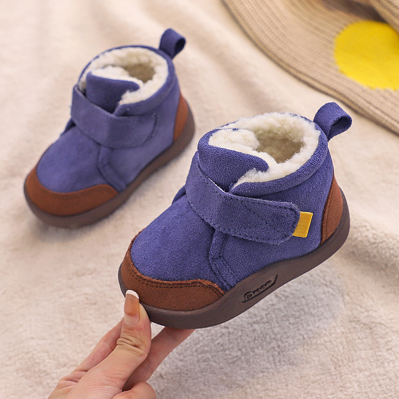 Winter shoes for children made of cotton and lined with fur to provide warmth and comfort, with a stylish and attractive design 