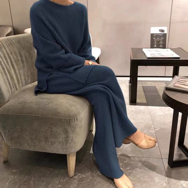 بدلة نسائية مكونة من سترة محبوكة وبنطال واسع الأرجل