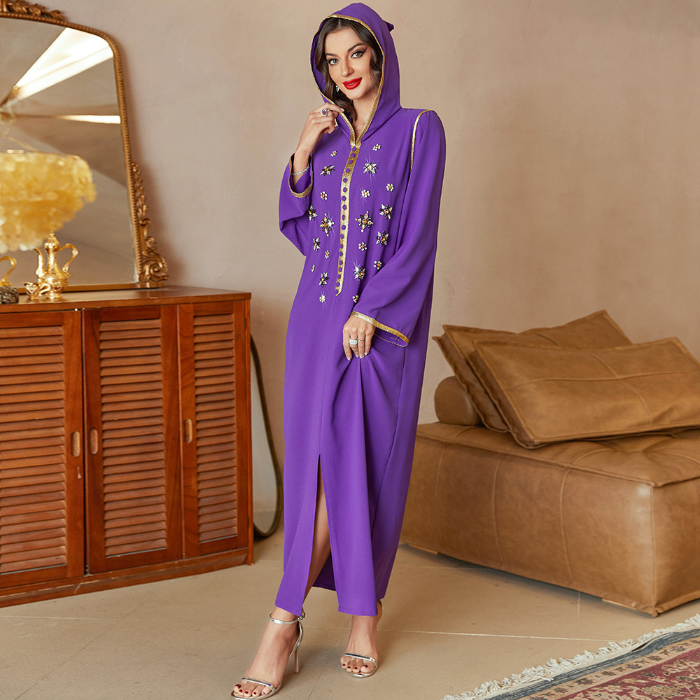 فستان عباءة بغطاء رأس مزين بالألماس مع تطريز زهري وشريط زخرفي