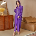 فستان عباءة بغطاء رأس مزين بالألماس مع تطريز زهري وشريط زخرفي