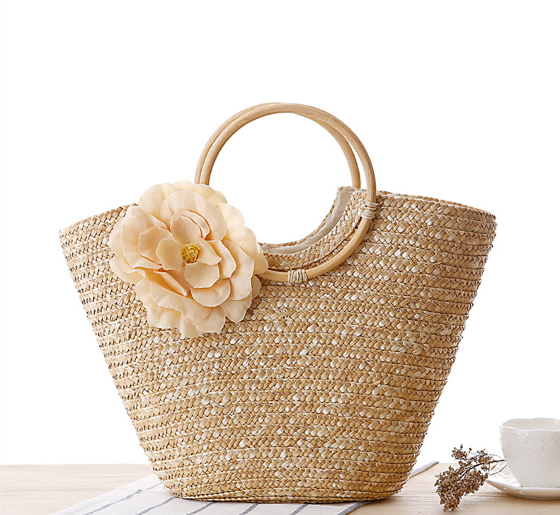 Elegant and versatile straw bag