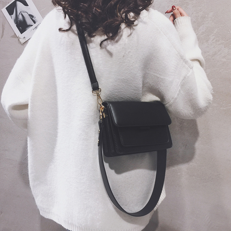 A small bag with a distinctive character, blending classic design with a Western spirit