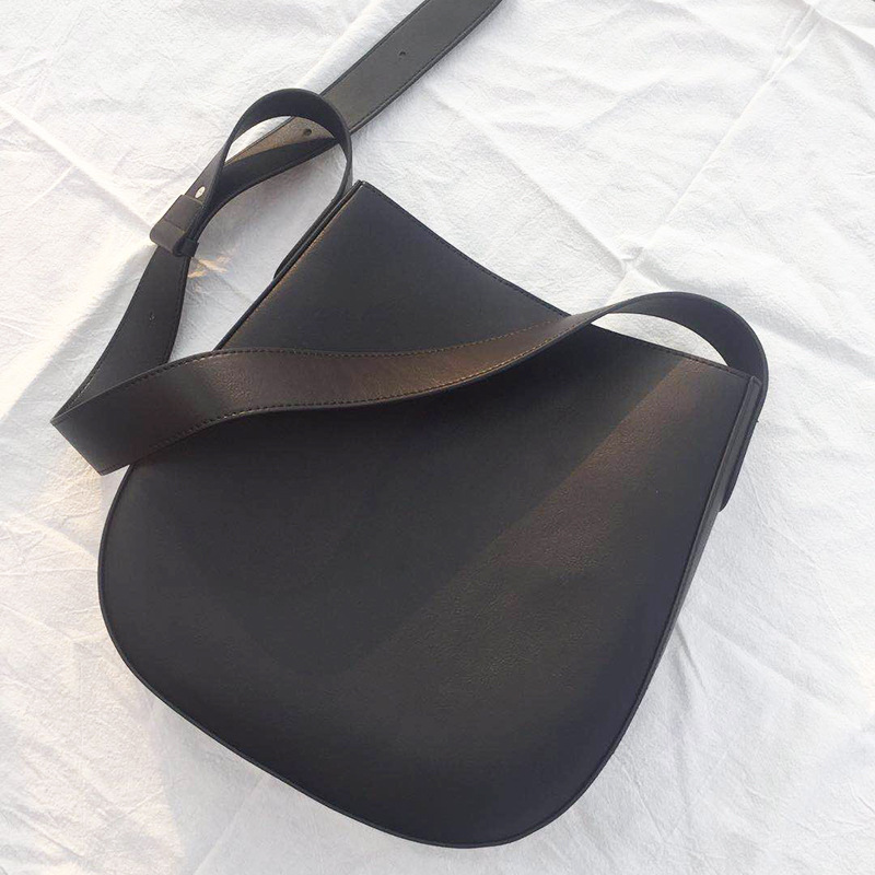 Spacious and Practical Bag with an Elegant Design – Perfect for Shoulder or Crossbody Wear