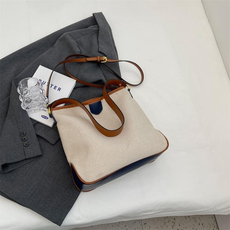 A crossbody bag with a simple and elegant design, inspired by the summer vibe, blending comfort and style