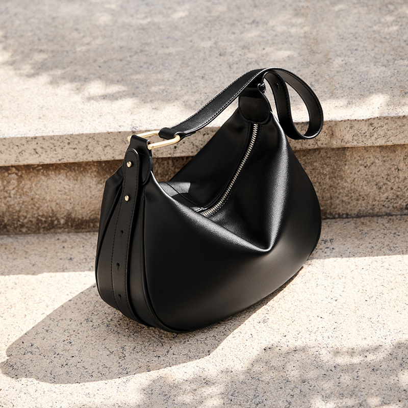 A luxurious dumpling bag with an elegant and modern design for autumn and winter, crafted from high-quality materials