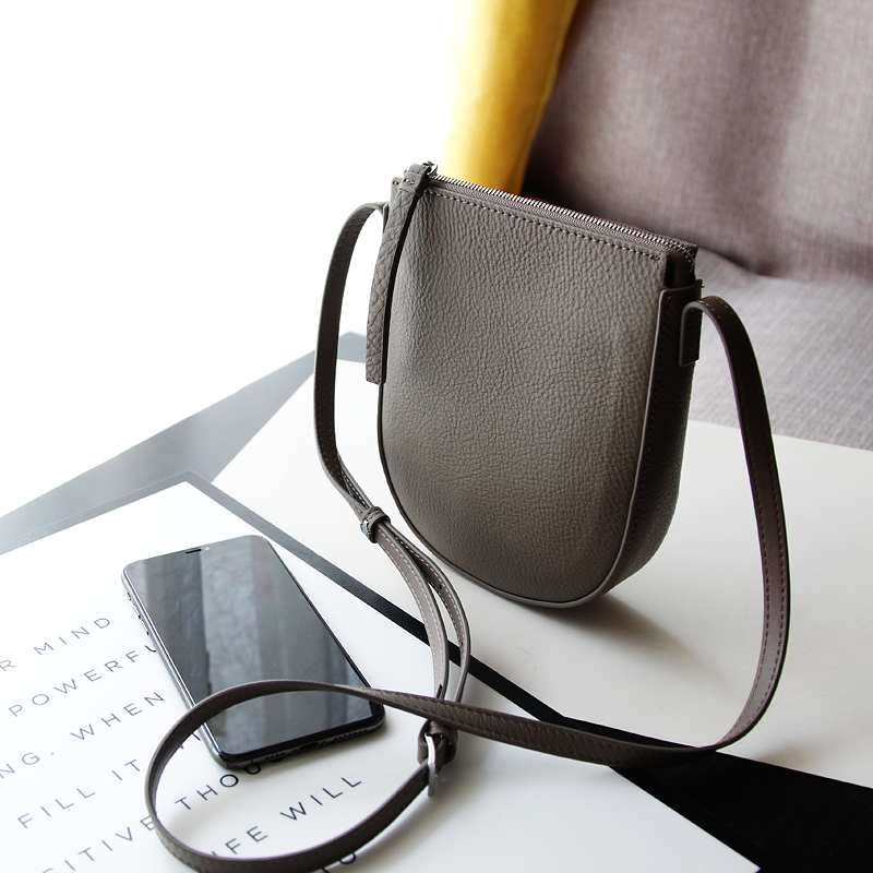 Elegant Leather Crossbody Bag with Shoulder Strap