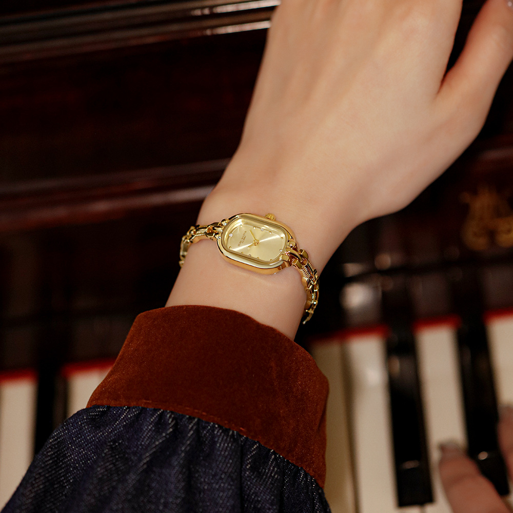 Elegant and Luxurious Gold Watch with a Sophisticated Design