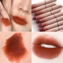 Elegant glossy lip lacquer for a natural and radiant look