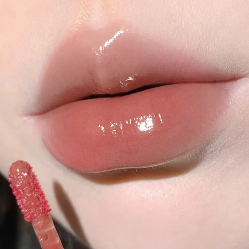 Clear, water-gloss lip lacquer with a long-lasting, moisturizing, and fade-resistant formula