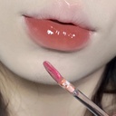 Lip lacquer with a radiant water-gloss finish