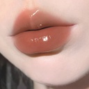 Pure petroleum jelly lip lacquer, moisturizing with a radiant shine