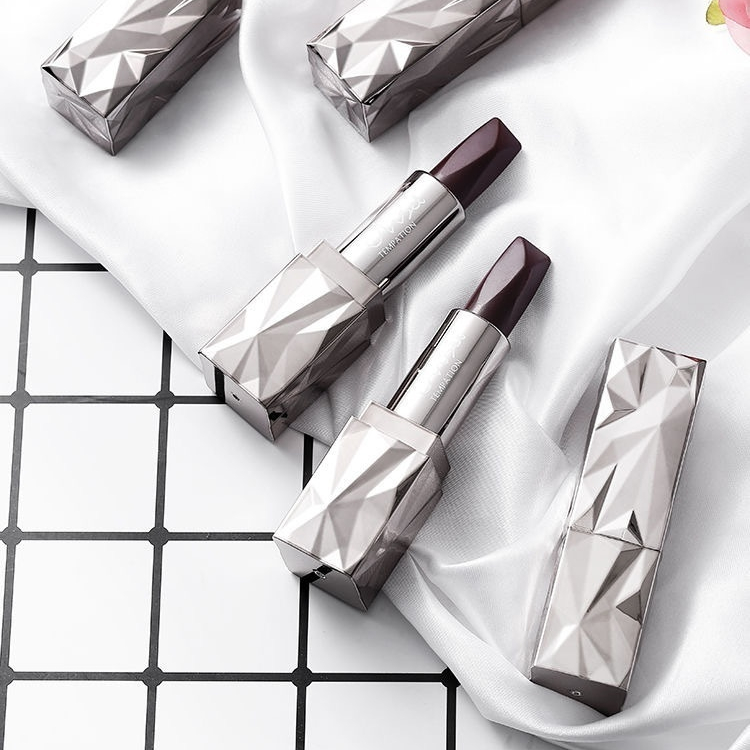 Three-color matte lipstick that enhances lip volume with a touch of black diamond elegance
