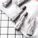 Three-color matte lipstick that enhances lip volume with a touch of black diamond elegance