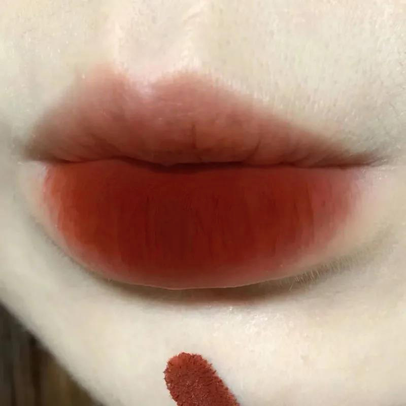 أحمر شفاه بتركيبة سائلة ولمسة مطفية حريرية