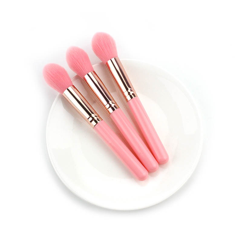 Achieve a flawless look with the highlighting makeup brush, specially designed for precise and even highlighter application