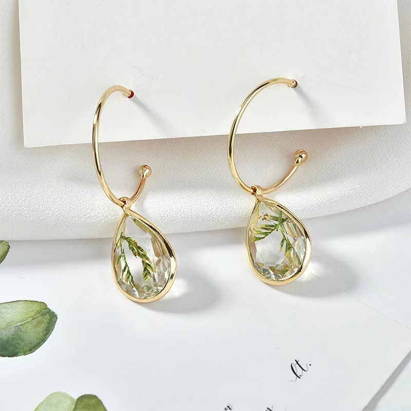 Earrings with a beautiful water drop design, adorned with real leaves and framed in copper, for a unique and distinctive look