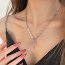 قلادة فريدة وأنيقة تتميز بتصميم رباط مع لؤلؤ، مما يضيف لمسة من الأناقة والجاذبية إلى إطلالتك