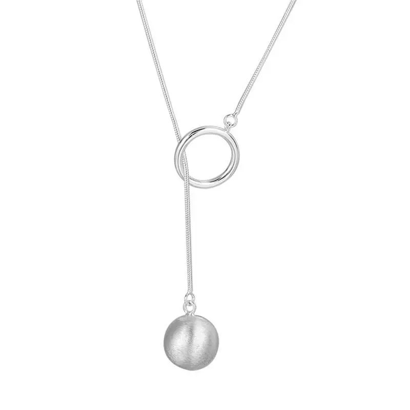 A contemporary necklace with a spherical loop that adds a personal and unique touch to your look 