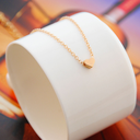 قلادة جميلة مصممة لإضافة لمسة جذابة إلى إطلالتك مثالية للتعبير عن الأناقة