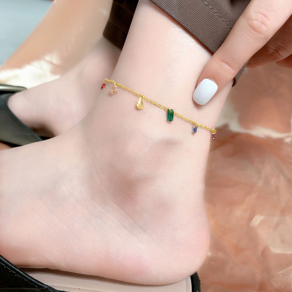 قلادة أنيقة للنساء تتميز بتصميم بسيط مع حجارة زركون ملونة، مصنوعة من فولاذ التيتانيوم المتين