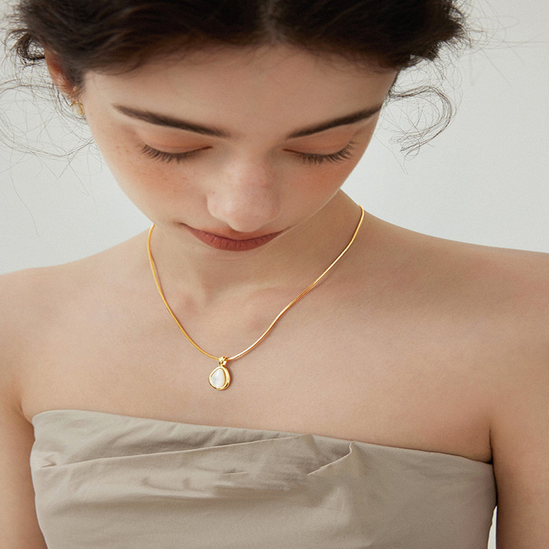 White Shell Water Droplet Necklace with a Luxurious and Unique Design