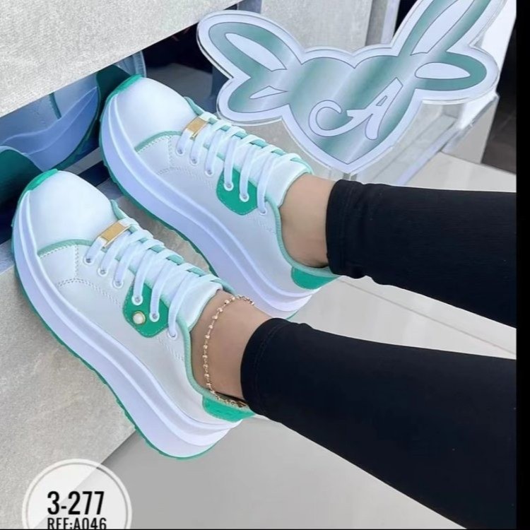 أحذية نسائية بكعب عالٍ ورباط أبيض