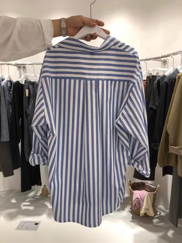 Women's long-sleeve shirt with a modern and elegant design – perfect for versatile styling and everyday wear