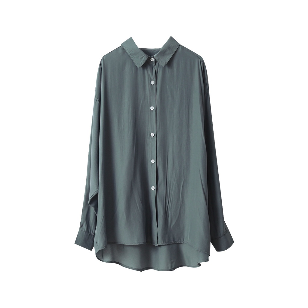 Elegant women's loose-fit shirt in a solid color with long sleeves, made from soft silky fabric and featuring a modern design