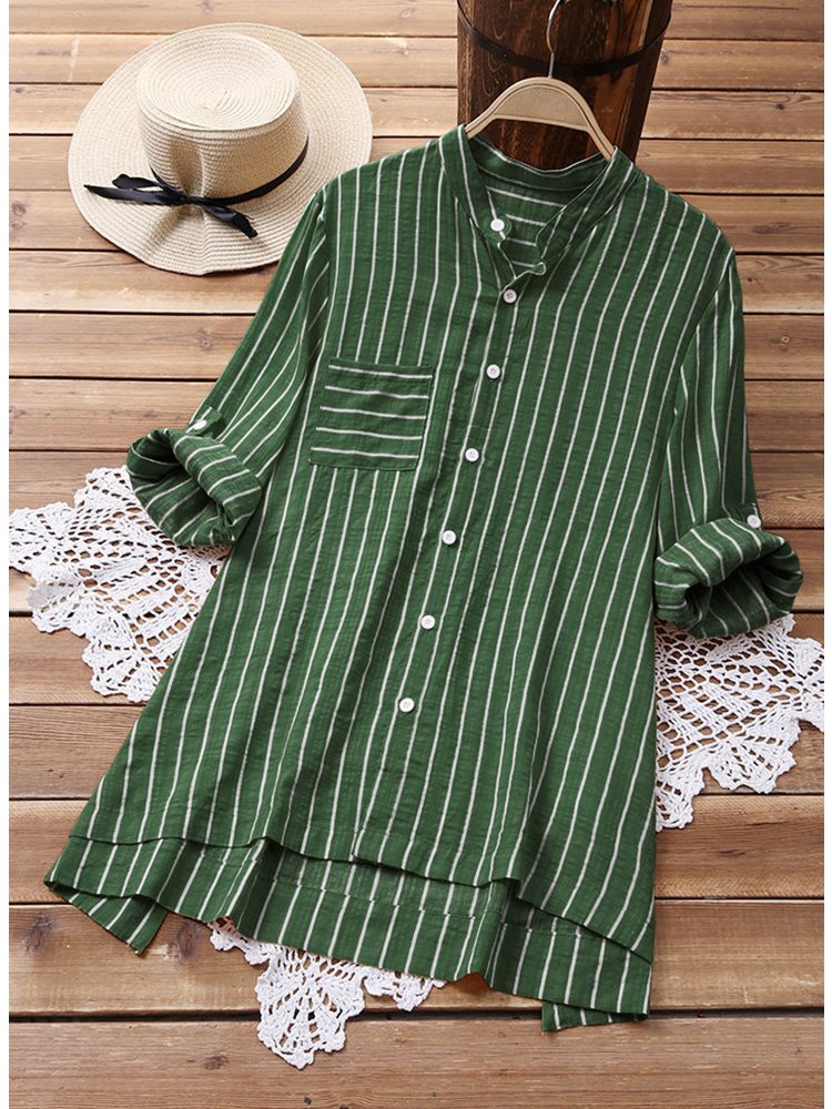 Loose-fit shirt with an elegant and practical design for a comfortable and modern look
