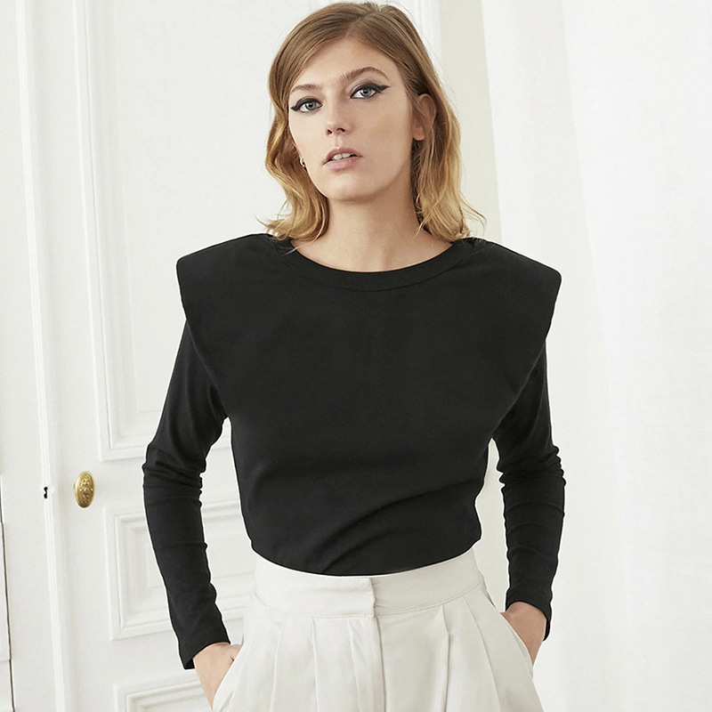 Elegant and practical blouse with long sleeves and a high waist, perfect for a modern and well-balanced look