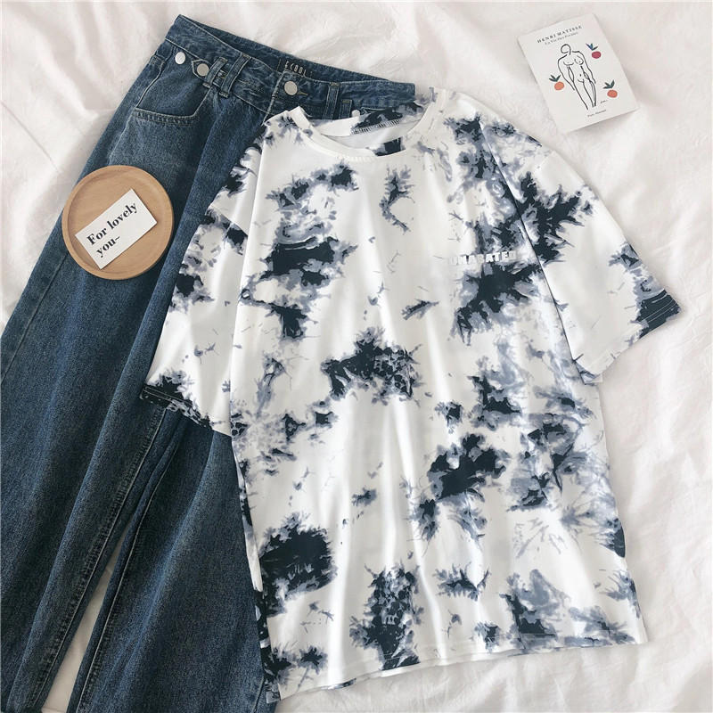 Elegant Women's Blouse with Short Sleeves and a Modern Touch